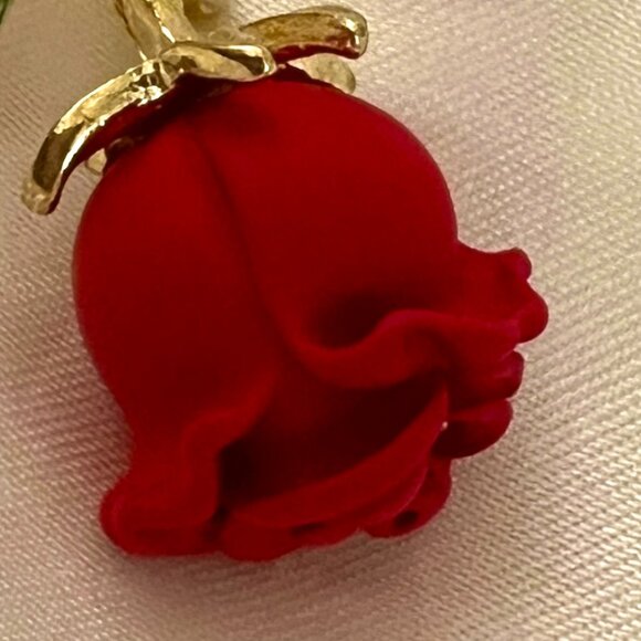 🧷🥀GORGEOUS Rose Corsage Brooch With Green Enamel on Gold-Tone Metal - Picture 5 of 5